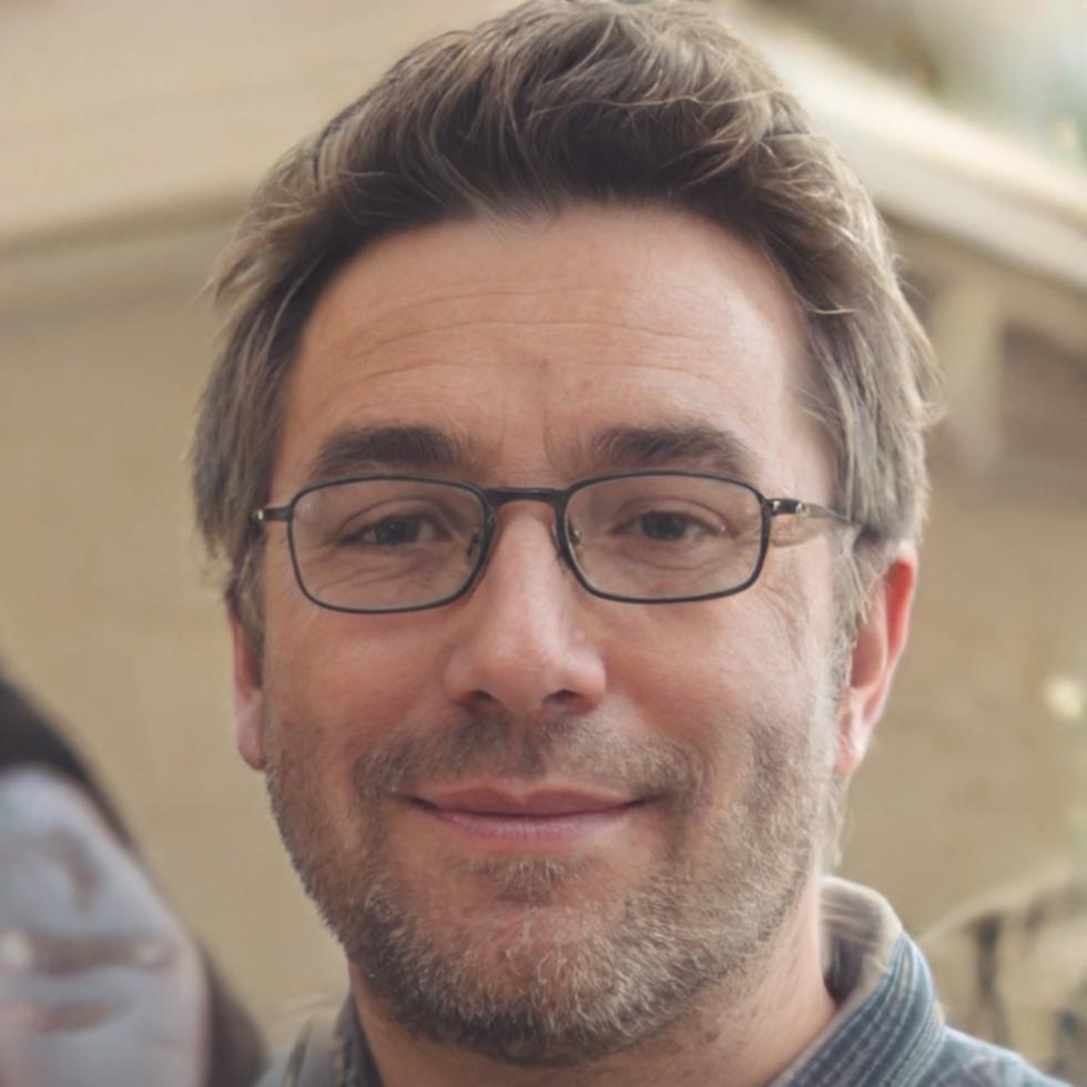 Retrato profesional del instructor Emiliano Vásquez