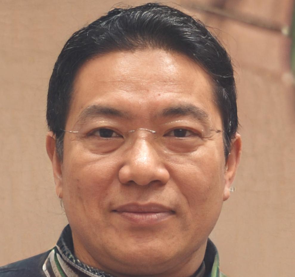 Retrato profesional de instructor masculino especializado en desarrollo de juegos