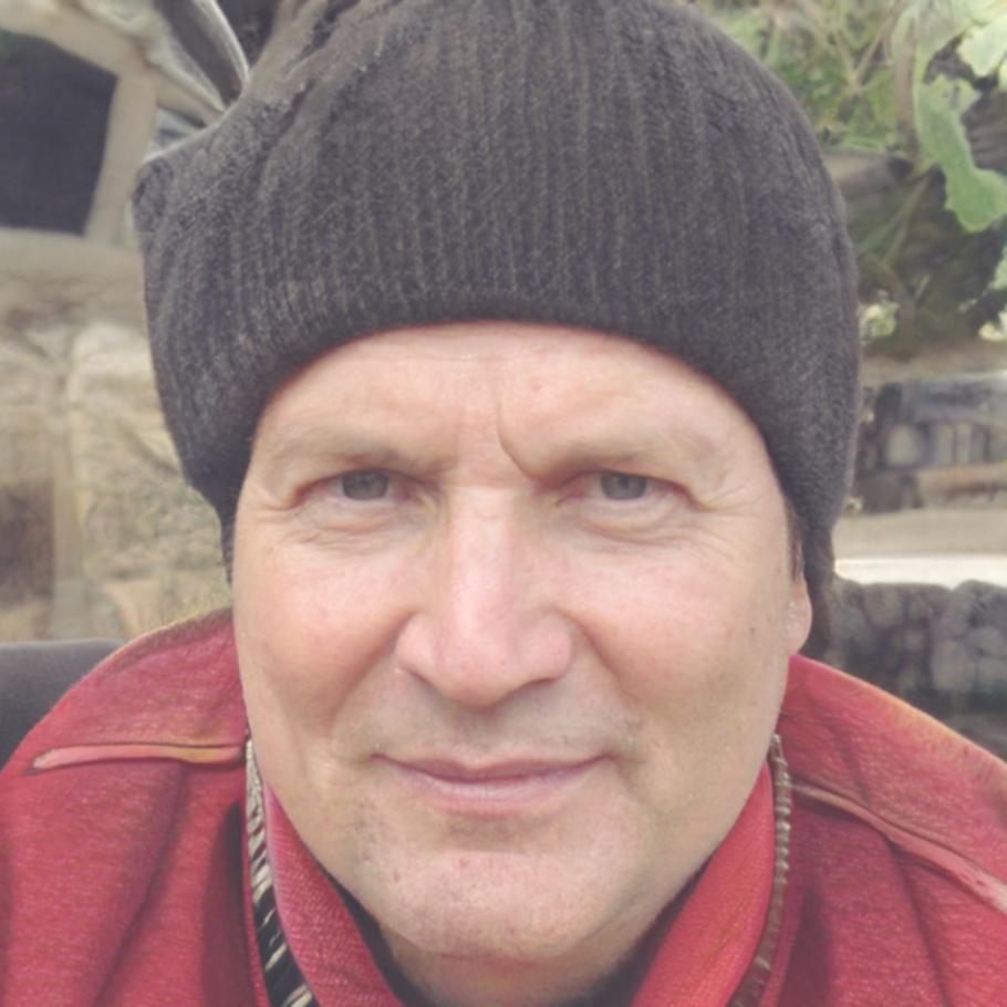 Retrato profesional del instructor Dante Kowalski