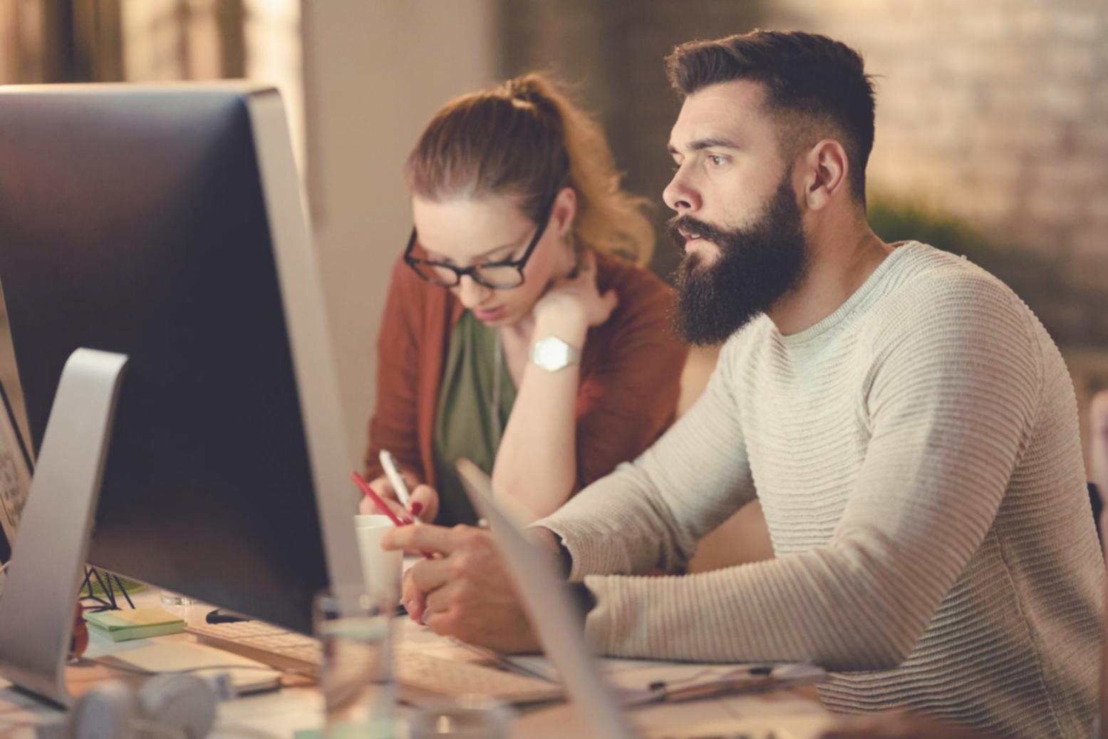 Captura de pantalla mostrando interfaz de juego desarrollada por estudiantes con gráficos de economía virtual